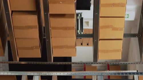 Espace commercial vertical pour startups vidéo rempli de marchandises dans des boîtes
