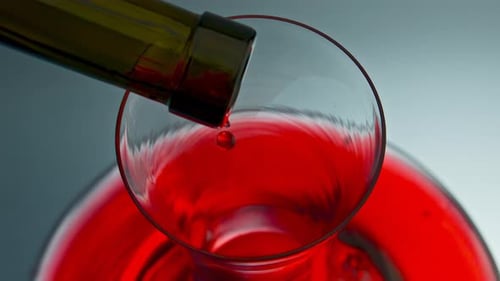Gros plan de la
carafe en verre Wine Drops Falling. Gluette de liquide alcoolisé dégoulinant
de la bouteille