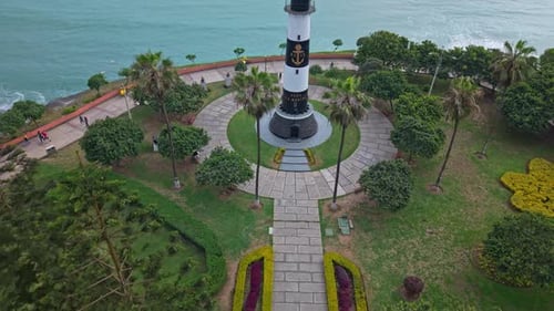 Vista aérea de la costa con el icónico faro naval en Lima, Perú