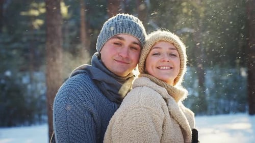 Valentinstag Junges stilvolles Liebespaar spaziert im Winter Park
