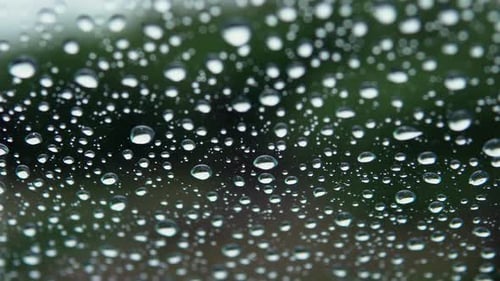 Gotas de lluvia de verano cayendo sobre la ventana. Reducir el tamaño de las imágenes