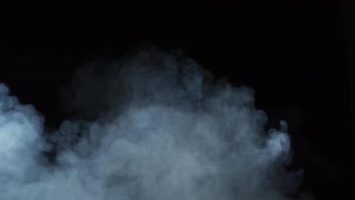 Abstraktes dunkles Texturmuster mit Rauch über schwarzem Hintergrund, Nebel oder Dampf