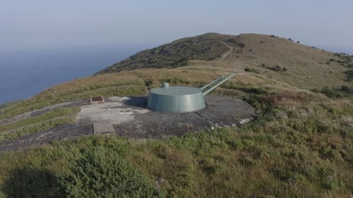Plan en pivot aérien lent d'une unité d'artillerie lourde de 180 mm désaffectée de l'Union soviétique équipée d'un