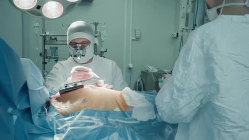 El médico expande el pecho del paciente con un retractor