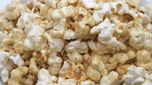 Köstliches rotierendes Popcorn aus der Nähe