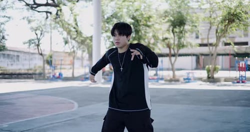 Joven seguro de sí mismo practicando el baile hip hop de estilo libre.