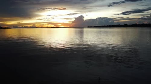 Tranquilo y poderoso río Amazonas