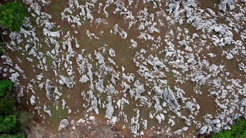 Luftaufnahme von kleinen Felsen oder Sedimentgestein auf einer Klippe im Norden Thailands.