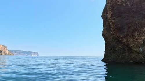Luftaufnahme des ruhigen azurblauen Meeres und der vulkanischen Felsküste Kleine Wellen auf der Wasseroberfläche Natur Sommer