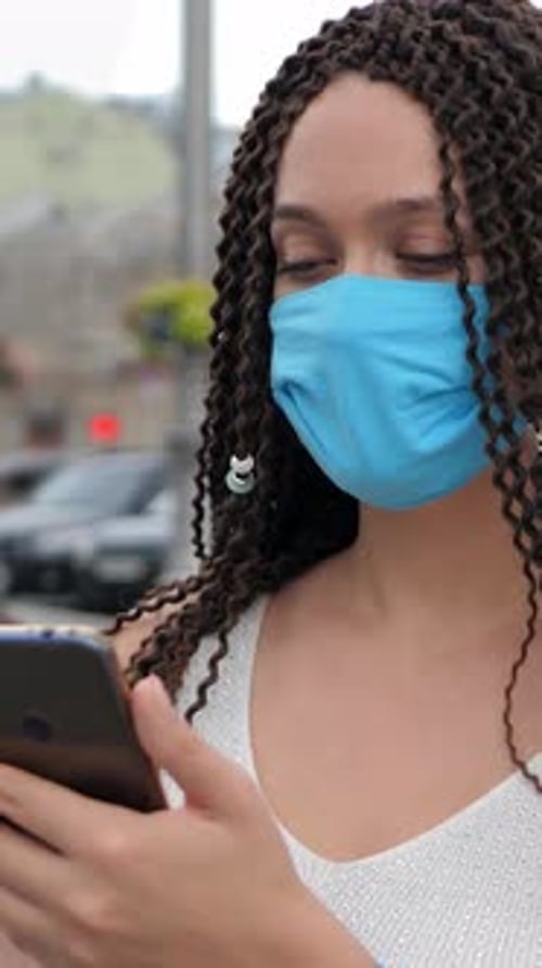 Textnachricht für lockige, langhaarige Frau mit schützender Gesichtsmaske