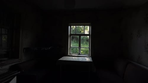 Verlassenes Holzhaus Die Sonne scheint in das Fenster eines alten Hauses