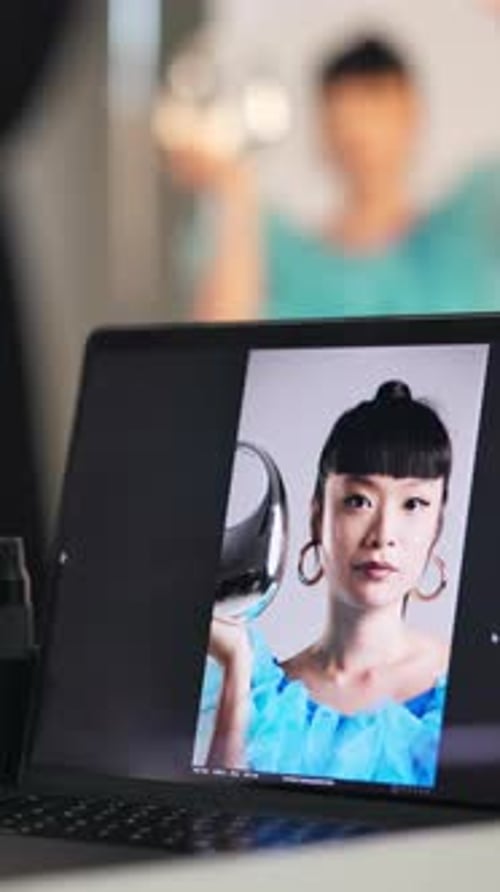 Mujer, sesión de fotos o pantalla de portátil con producción, backstage y proyecto creativo