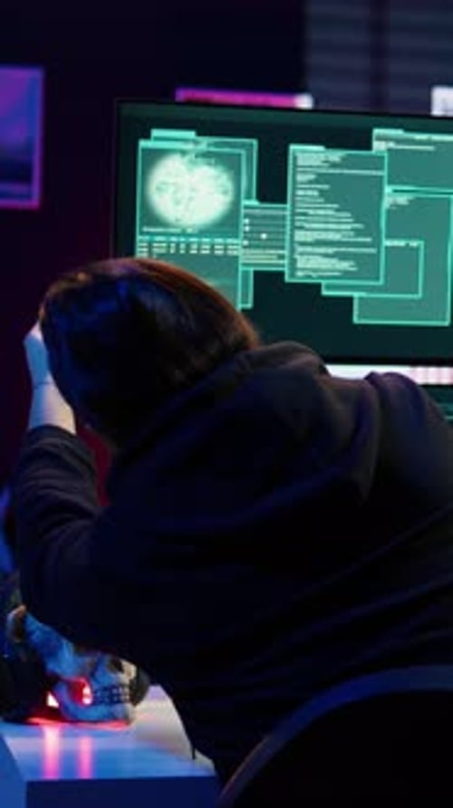 Vidéo verticale Joyous Hacker se sent fier après avoir enfreint les défenses à l'aide de scripts malveillants
