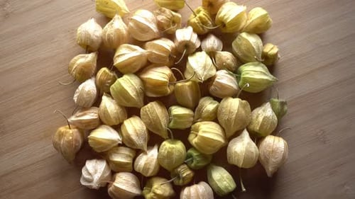 Süße Physalis-Beere auf dem Tisch