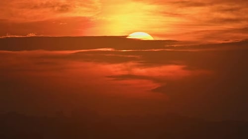Die Morgensonne geht im Sommer mit horizontalen Wolken auf und enthüllt einen Sonnenaufgang mit warmen und heißen