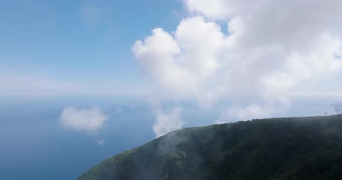 Majestätische Wolken über der Küste Madeiras