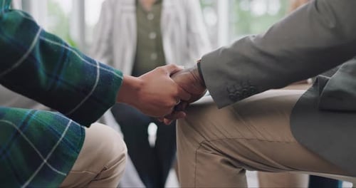 De mãos dadas, apoio e pessoas orando ou adorando a Deus juntas em uma reunião circular