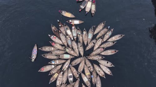 Vista aérea de barcos de madera en el río, Bangladesh.