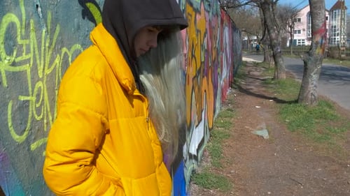 Deprimierter Teenager in der Nähe von Graffiti