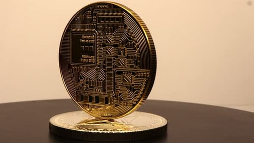 Rotierende goldene Bitcoins über eine Ethereum-Münze, Nahaufnahme