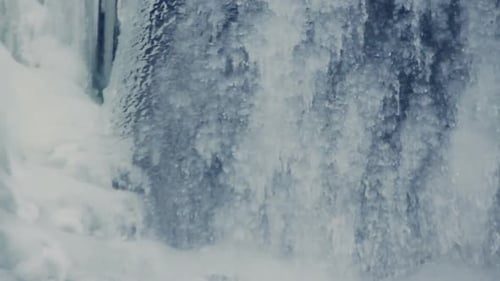 Winter-Hintergrund. Wasser, das unter transparentem Eis fließt. Eisoberfläche. Kalter Wasserstrom