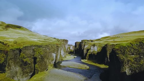 Drohnenaufnahme aus der Luft, Flug durch den Fjadragljufur-Canyon. Island, Sunny Day, Ver 7