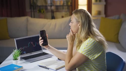 Femme faisant des transactions financières au téléphone. Analyse graphique