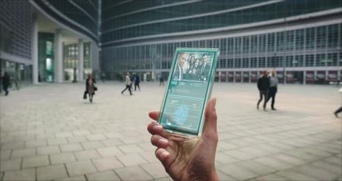 Ralenti de la main d'une femme d'affaires utilisant un téléphone portable en verre futuriste doté des dernières avancées