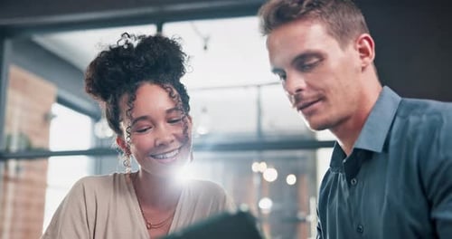 Empresas, personas y tabletas para redes sociales, investigación o comunicación conjunta en la oficina