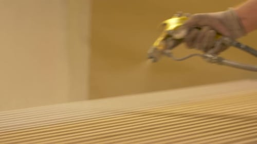 Konzept für Produktion, Herstellung und Holzbearbeitung - Arbeiter Handsprays mit Urethanbeschichtung oder...