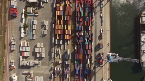 Drohnenaufnahmen von Containerschiffen im Hafen von Leixoes