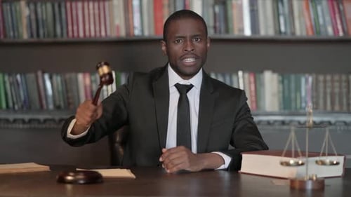 Juez africano pronuncia sentencia golpeando un mazo