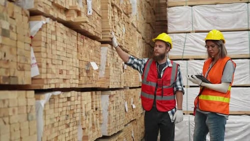 Lagerarbeiter überprüfen das Inventar. Produkte im Inventar, in Regalen, Lagerung. Arbeiter beim Erfinden