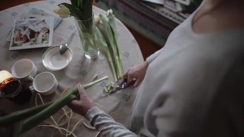 Femme Floris coupe des fleurs