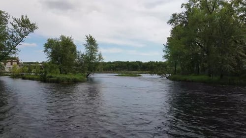 Sobrevolando el río hacia la presa de Chippewa Falls en Wisconsin. Cerrando una presa río arriba.