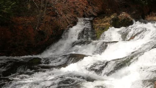 Wasserfall im Herbst
