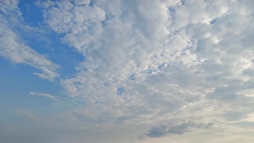 Nubes al atardecer, vídeo en timelapse en 4K de un paisaje nuboso