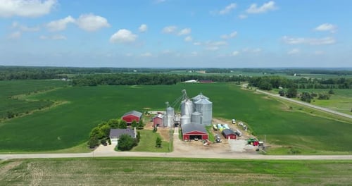 Paysage agricole américain, bâtiment d'une ferme et bacs à céréales dans la campagne de l'Ohio, aux États-Unis