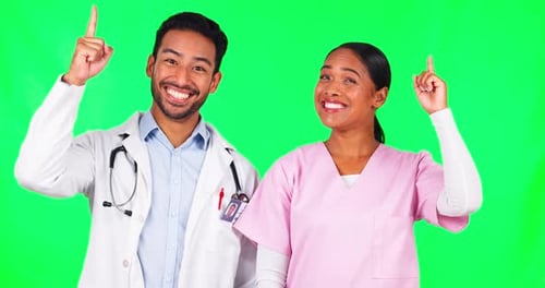 Fröhliche Ärzte, Team und Zeigen auf grünem Bildschirm für Werbung vor Studiohintergrund