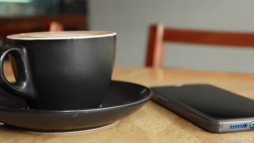 Heißer Kuchenkaffee auf dem Cafétisch