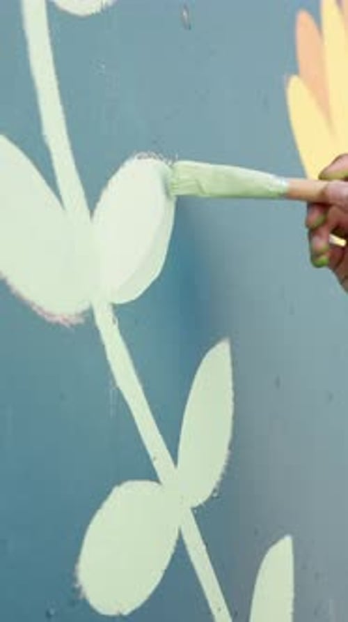 Hand-, Pinsel- und Personenmalerei von Wänden für Blumendesign, Kreativität