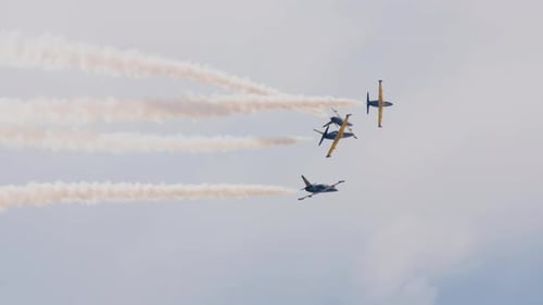 Rotationsjets Aero L-39 Albatros Flying Sky Contrail Airshow. L39 Stunt-Flugshow