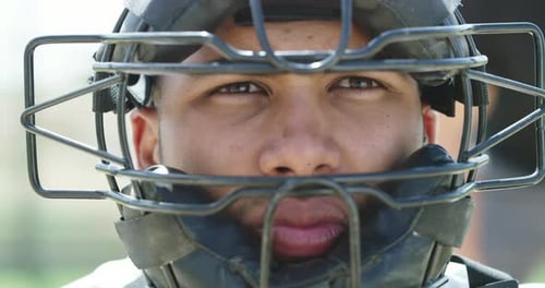 4k-Videomaterial eines gutaussehenden jungen Baseballspielers, der in einem Spiel auf dem Spielfeld spielt