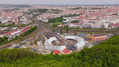 Vista aérea de la rotonda del ferrocarril y del horizonte de la ciudad, Chequia.