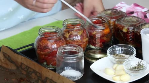 Making Sun-dried Tomatoes with Herbs and Garlic