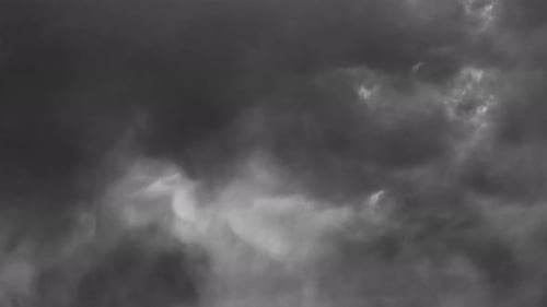 Gewitter und Blitze in den dunklen Wolken 4k