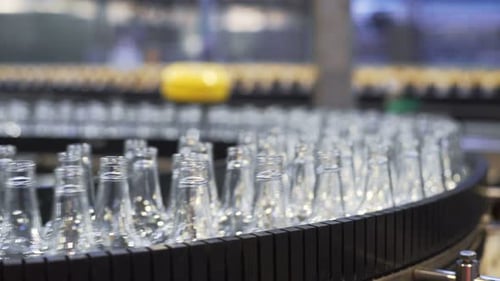 Automated bottling line conveyor system for beer and soft drinks in a modern brewery
