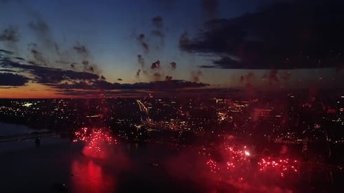 Fuegos artificiales aéreos en el cielo de la ciudad. Escena de Zumbido Volando en Nochevieja.
Ciudad
