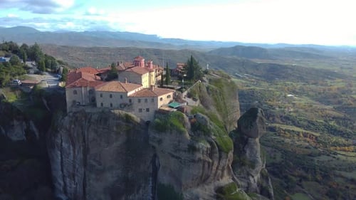 Meteora 4K, monasterio de San Esteban, huellas de cámara a la derecha, monasterio en una montaña, paisaje - Aeria