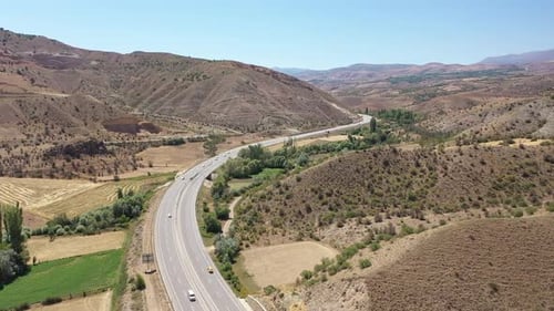 Vue aérienne de l'autoroute entre les collines et les terres agricoles
